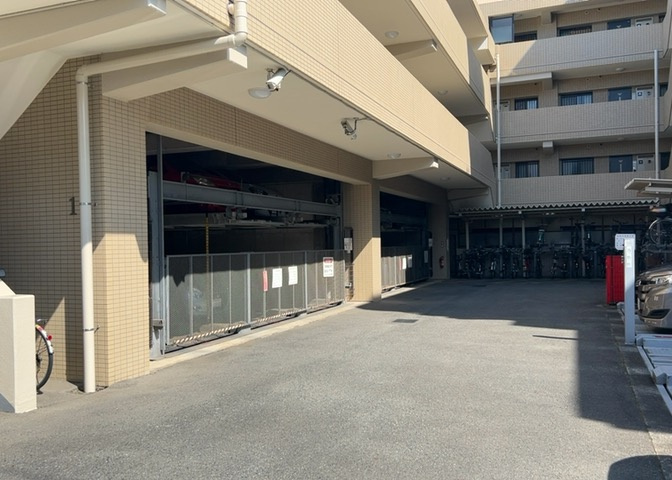 車一台あたりに必要なスペースは、標準サイズの普通自動車で横幅2m50cm、長さ5mは必要になります。ただし、乗降のことも考慮して横幅3m30cm、長さ5m50cmほどは確保できるところを選びましょう。