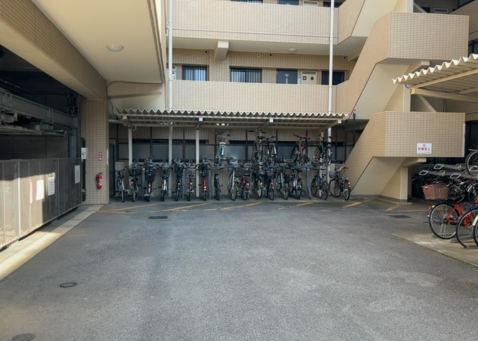 マンションの駐輪場は、事前に空きがあるか確認を取ると安心です。せっかく入居したのに駐輪スペースがない！なんてことになったら大変ですよね。そこで、内見時や購入前にはまず事前に確認しておくと良いでしょう。