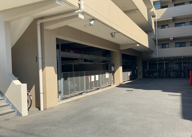 駐車場と明記されていても、最小スペースでつくられた駐車場だと大型車は駐車できなかったり、出入りしにくくなったりする可能性があります。お車のサイズと購入したい物件の駐車場のサイズを現地で確認しましょう。
