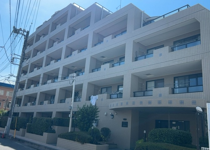中庭（パティオ）とは、一つの建築物の内部に設けられた、壁などで囲われている庭のことを指します。コの字型、ロの字型が主流ですが、L字型の中庭もあります。最近では、インテリア性の高さからも人気があります。