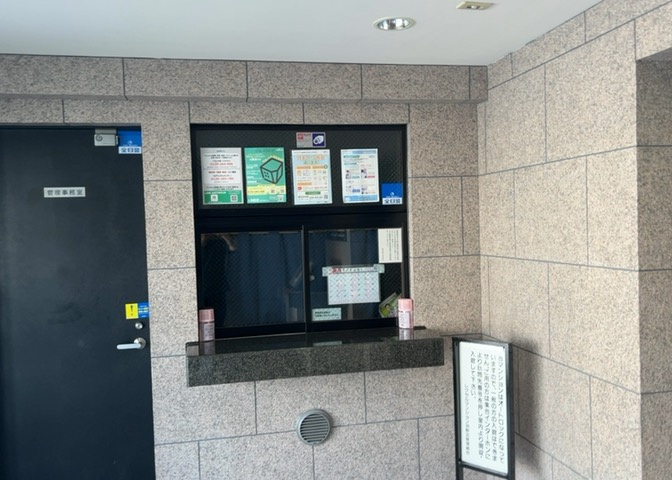 受付はマンションコンシェルジュがいる場合もあれば、管理人が滞在する小部屋を総称して呼ぶことがあります。主にエントランスに設置されていることから、防犯面でも期待ができます。防犯設備がない場合はより安心！