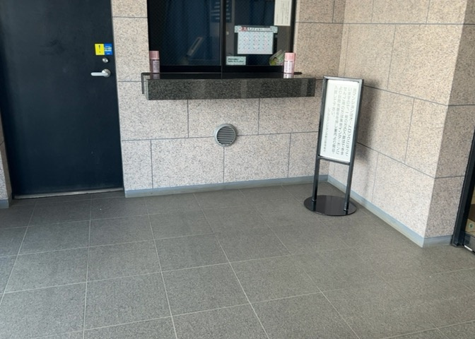 ロビーというと、エントランスと何がちがうの？と思いますよね。実はロビーとエントランスには明確な決まりはありません。物件によっては、エントランスを入って広がるある程度の広さのある空間がロビーとなります。
