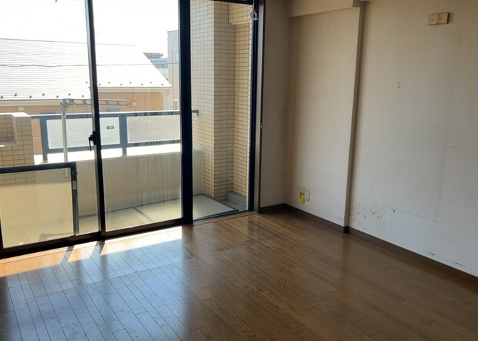 直線タイプはLとDKを一直線に並べた形で対面キッチンのタイプです。一般的なのでよく見かけるかもしれません。直線タイプに似た直接アイランドタイプは、キッチンとダイニングの間に壁がない分広く感じられます。