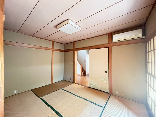 畳の上でゆっくりとくつろげる和室です