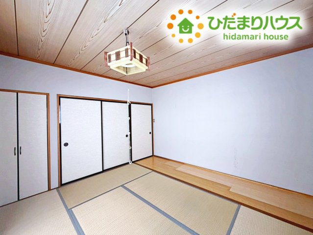 主寝室は広々していて安らげる空間に。大きな窓から光が差し込み、朝の目覚めも良さそう♪