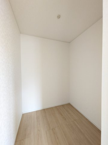 たっぷりの収納力を備えたウォークインクローゼット　たくさん収納できるので季節物やかさばるバッグなども片付きます♪