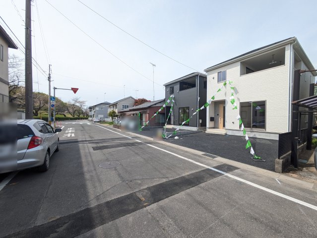 充分な広さの8ｍ前面道路　間口が広くお車の出し入れも問題なく行えるスペースが確保されています♪