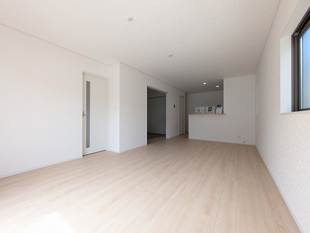 ナチュラルな色合いで落ち着いた印象のリビングダイニング　ぬくもりのあるナチュラルな空間。グリーンを飾っても相性が良さそうですね♪