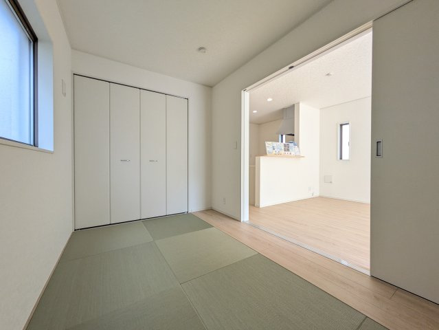 すぐ横になれる和室は、みんながほっと一息つける空間　ちょっとした休憩や来客時、お子様のお世話にも大活躍しそうですね♪