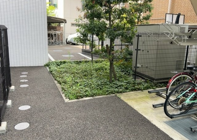 物件によっては、入居者が個人的に使用できる専用庭がついているものもあります。また、住宅の中にある土間の部分を庭と呼ぶこともあります。庭の用途は住む人によって変わり、それによってデザインもさまざまです。