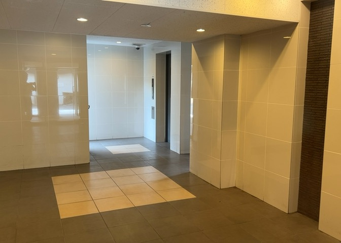 ラウンジは、マンションの共用スペースに椅子やテーブルなどを配置した利用者が寛げる空間です。屋内型ラウンジと屋外型ラウンジがあります。共用部分の管理状況と合わせて、詳細については現地でご確認ください。