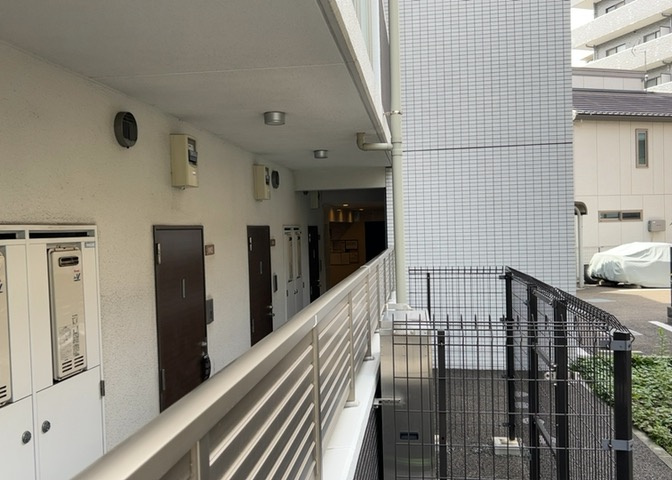 共用部分は、一棟の建物に住む区分所有者全員が共同で所有するとし、共用部分の管理、補修などは、区分所有者で形成される管理組合が行います。個人の判断で勝手に変更することはできませんので覚えておきましょう。
