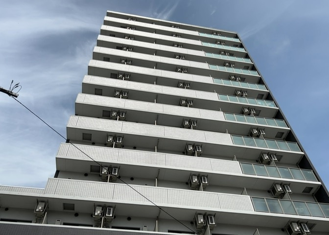 ＲＣ造、Reinforced　Concreteは直訳すると補強されたコンクリートです。主に柱や梁・床・壁が鉄筋とコンクリートで構成おり、鉄筋を組んだ型枠にコンクリートを流し込んで固めたものを指します。