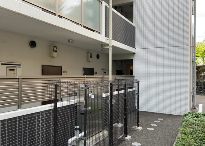 共有部分は、住民なら誰もが使える設備のこと。例えば駐車場やエレベーター、インターネット設備、セキュリティ設備などがあります。他にも、マンションの廊下・外部階段やエントランス・ゴミ置き場などがあります。