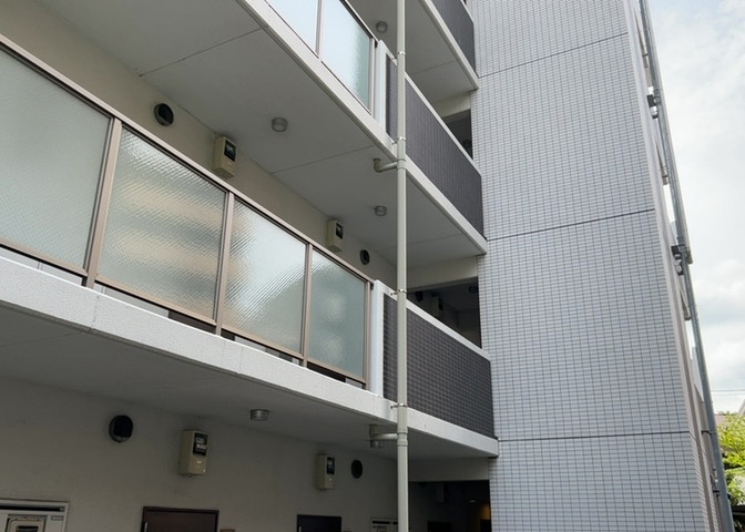 共用部分は、一棟の建物に住む区分所有者全員が共同で所有するとし、共用部分の管理、補修などは、区分所有者で形成される管理組合が行います。個人の判断で勝手に変更することはできませんので覚えておきましょう。