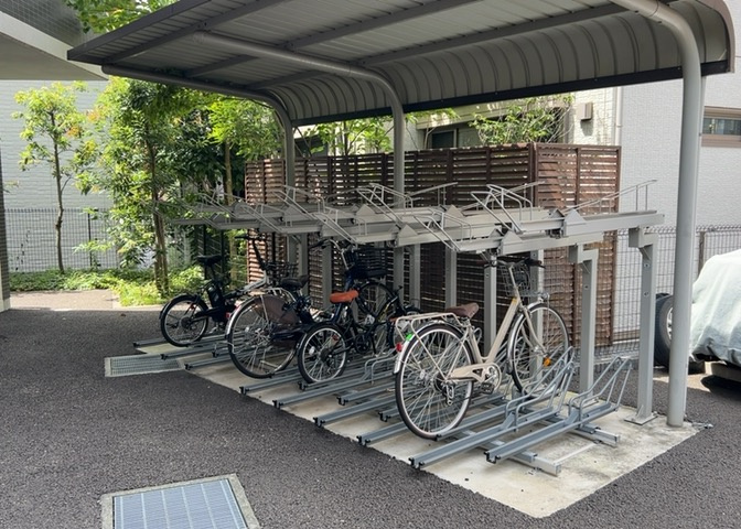 車一台あたりに必要なスペースは、標準サイズの普通自動車で横幅2m50cm、長さ5mは必要になります。ただし、乗降のことも考慮して横幅3m30cm、長さ5m50cmほどは確保できるところを選びましょう。