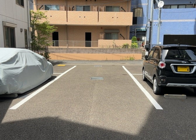 駐車場と明記されていても、最小スペースでつくられた駐車場だと大型車は駐車できなかったり、出入りしにくくなったりする可能性があります。お車のサイズと購入したい物件の駐車場のサイズを現地で確認しましょう。