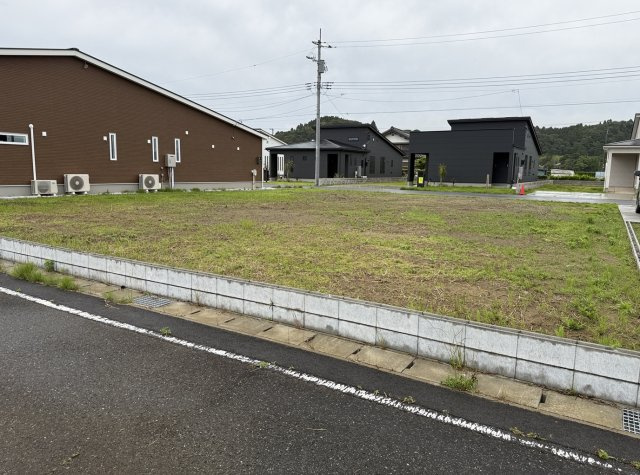 東側4ｍからみた土地風景。　道路の向こうに見えるのは弊社販売中の分譲住宅です。ご参考に内見はいかがでしょうか。　お気軽にお問い合わせください。