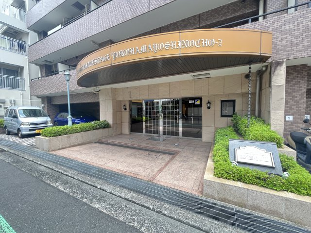重厚感のあるエントランス