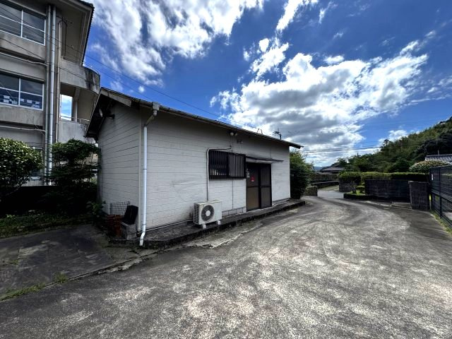 敷地内に大型母屋あり。倉庫としても趣味部屋としても使い勝手は様々です♪