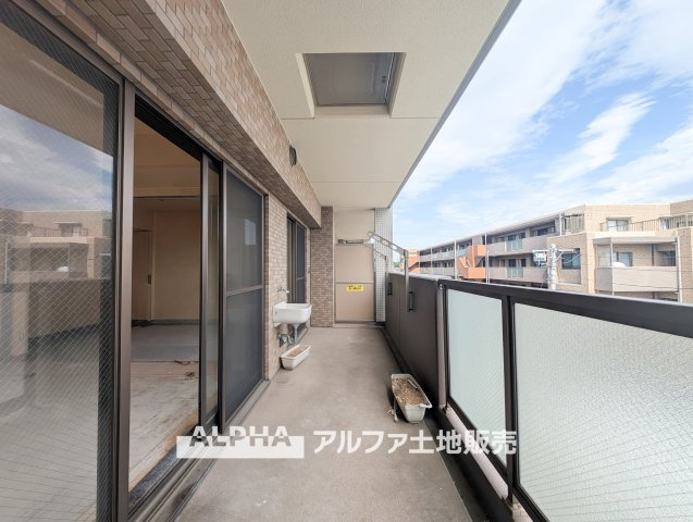 【Balcony】◆バルコニー◆日当たりの良いバルコニーは、洗濯物がよく乾くだけでなく、外の空気を感じながらひと息つける場所。暮らしに心地よい余白をもたらします。
