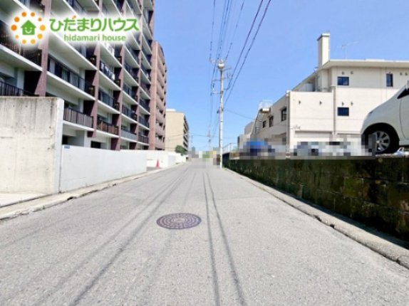 繁華街のようなにぎやかさがないため、車の音や話し声が少なく、静かな生活を望む人に適している閑静な住宅地！