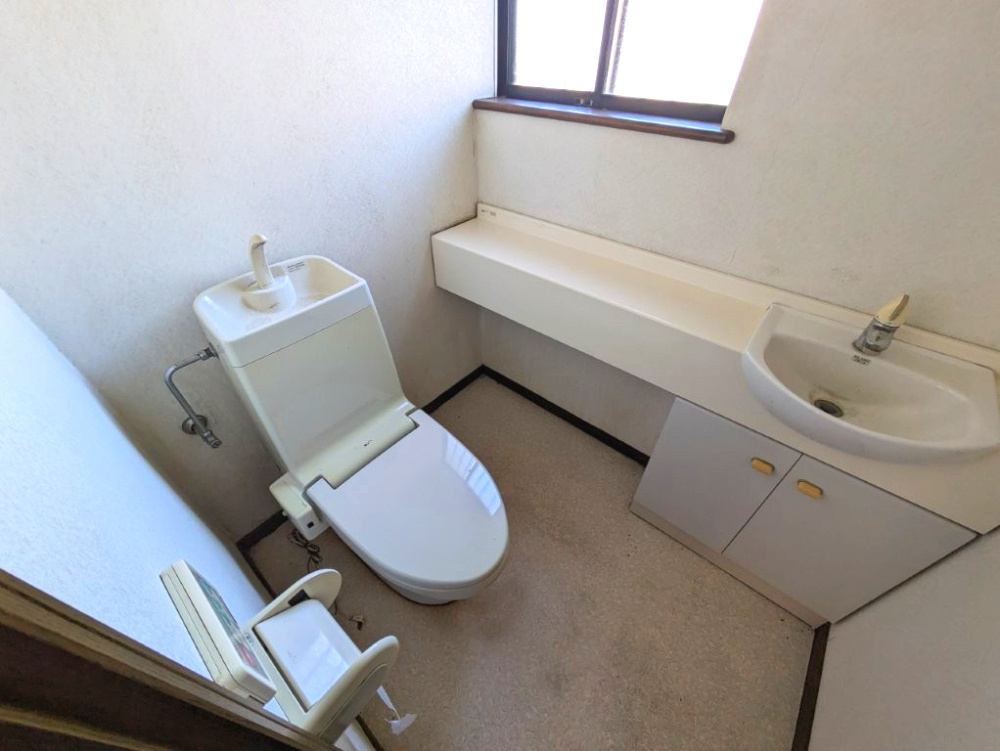 温水洗浄暖房便座付き。2箇所あるので、忙しい朝でも安心♪