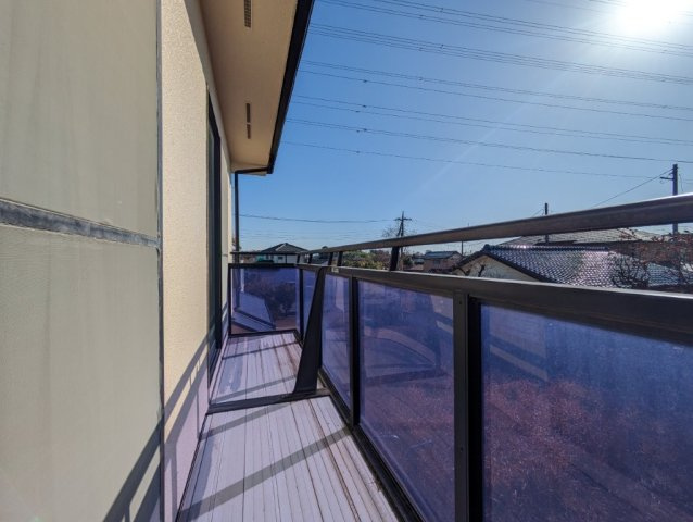 物干し付きの広々バルコニー。スペースを有効活用して、洗濯もはかどりますね！