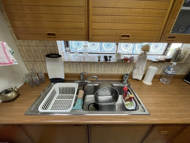 木質感たっぷりのキッチン。シンクは2か所に分かれており、調理と食器洗いなどに使い分けることができます。収納スペースも多く、調理器具や食器などの収納にも困りません。ぜひ一度ご見学下さい！