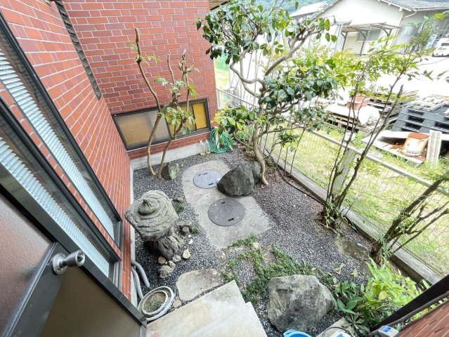 建物北側の植栽スペースです。キッチンの勝手口を出たところにあります。浴室からも植栽を眺めることが出来て、癒しの空間になっています。こちらの物件はいつでも見学可能！ぜひ一度ご内覧下さい！