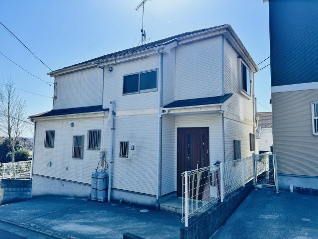 ～内外装リフォーム中の中古戸建て　2台駐車可能、三方角地につき陽当たり・風通し良好～