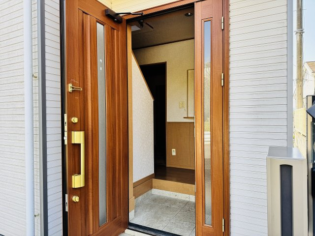 ～玄関は安心のWロックキーを採用～