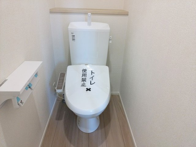 各階に設置されているので来客時も気兼ねなくお使いいただけます。※画像内の家具・小物類等は販売価格に含まれておりません。