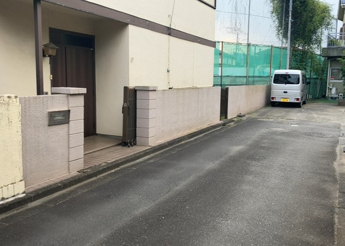 住宅用の土地では前面道路に2m以上接していなければならないと法律で定められています。しかし、お持ちの車のサイズやライフスタイルなどにより、2mでは利便が悪い場合もございますので、事前に確認しましょう。