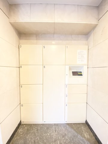 宅配ボックスも完備されているので、お仕事の日でも荷物を受け取っていただけますよ♪