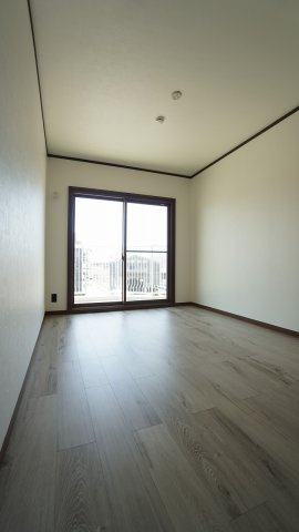 約6帖の洋室2　大容量の収納クローゼットつき　バルコニーつながり