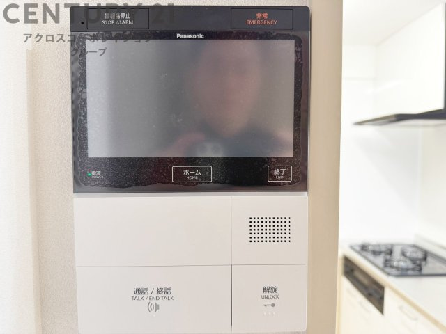 訪問者が来たときにテレビ画面で確認できるため、安心してドアを開けられます。録画機能があるものもあり、留守中に来訪者を記録しておくことができます。利便性が高く、セキュリティ面でも安心です。