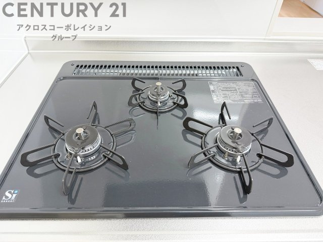 多数の調理器具を同時に使用でき、料理の効率化が可能。省エネで節約になり、様々な料理スタイルに適応できます。また、火力調整が独立しており、手入れや掃除もしやすく、今よりもっとお料理が楽しくなるかも。