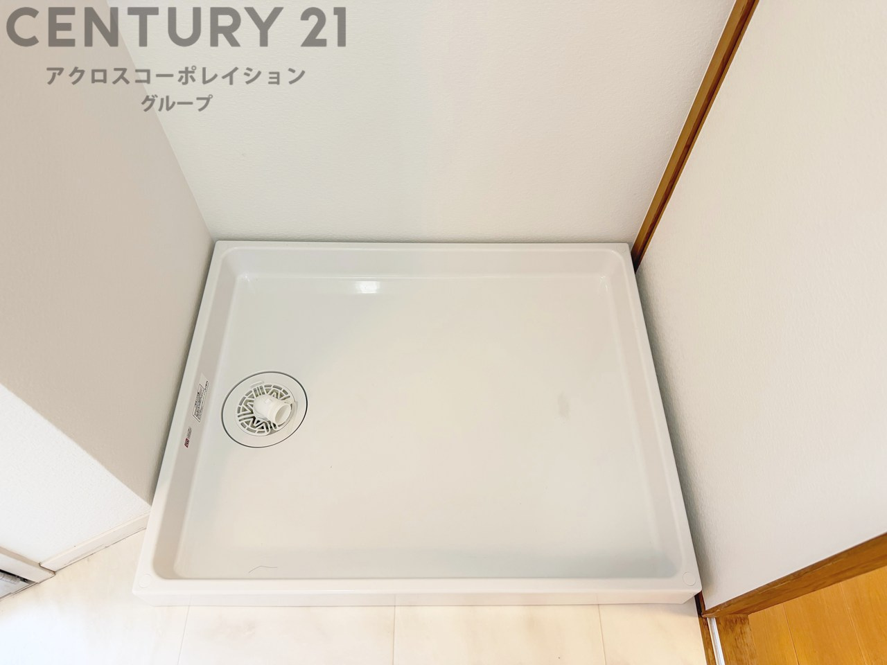 洗濯物の仕分け作業がしやすく、整理整頓が容易になります。洗濯音や湿気を他の部屋に持ち込まず、生活環境を快適に保ちます。上部を活用すれば収納スペースを確保でき洗剤や洗濯用品の整理もしやすくなります。
