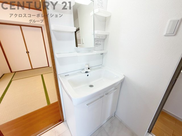 化粧品や洗顔料、歯ブラシなどの必需品をまとめて置ける収納スペースがあり、使用するたびに取り出す手間が省けます。また、水回りのため、濡れても大丈夫な素材が使用されており、お手入れが簡単です。
