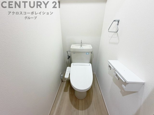 温水洗浄便座付トイレは温水洗浄機能により、暖かい水でおしりを洗浄することができ、冷たい水を使う従来の便座に比べ、温水洗浄機能で暖かいトイレを提供し、快適な使用を可能にします。
