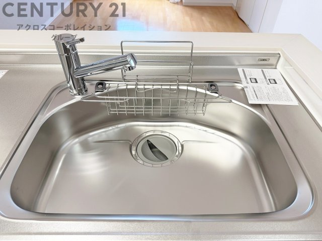 大きなシンクでお鍋などの大きな調理器具を洗う際にも便利です。