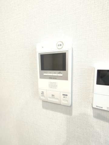 【インターフォン】　来客を確認できるモニター付きインターフォン。安心のセキュリティ。