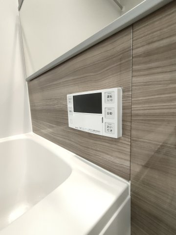 【追い焚き機能】　追い焚き機能付きで、いつでも温かいお風呂を楽しめます。