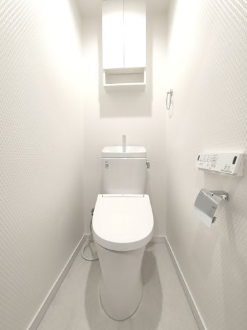 【トイレ】　シンプルで清潔感のあるトイレ空間です。