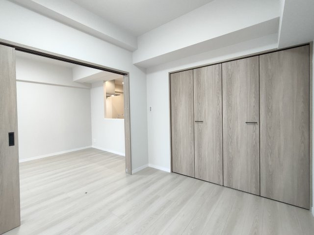 【洋室3　約6.0帖】　リビングと隣接した洋室は、扉を開放すれば一体空間としても使える便利な一部屋。