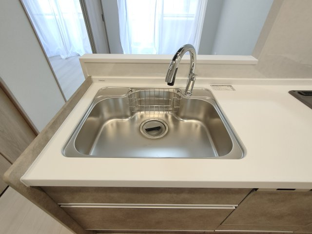 【シンク】　広々としたシンクで、洗い物や調理もスムーズに。