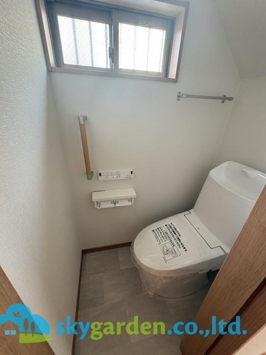 落ち着いた色調のトイレです