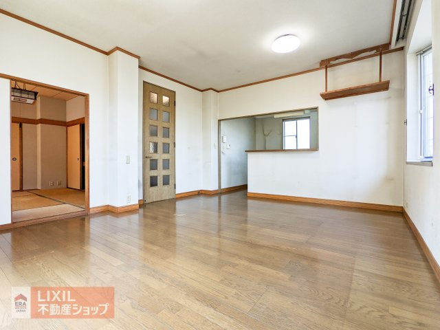 陽当たりの良いダイニング☆明るい空間で素敵なお食事の時間をお過ごしいただけます♪