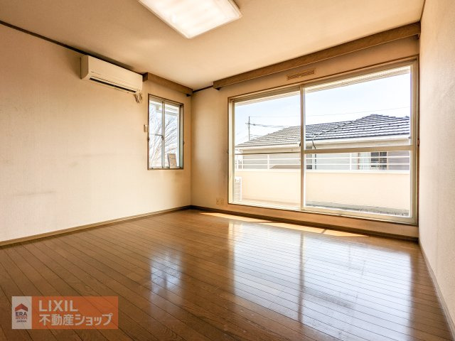 明るく開放的な洋室です☆東側にある小窓からは朝の光が差し込み、気持ち良く1日をスタートできます♪